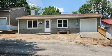 Lake house with a view! Overlooks Warsaw and Lake of the Ozarks, Sleeps 4