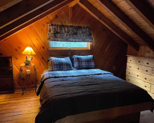 2 bedroom private custom built home with loft. Hotels in Jackman