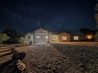 La Mansion on the Frio - Pickleball Court, Pool Hotels in Concan