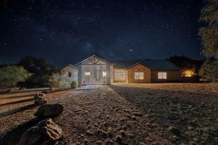 La Mansion on The Frio - Pet Friendly