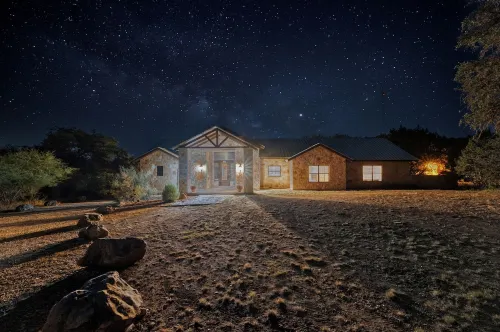 La Mansion on The Frio - Pet Friendly Hotels in Concan