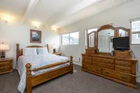 Oceanfront beach house with direct beach access In the desired Roads End area