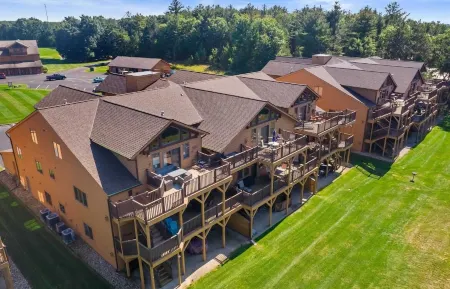 Lakefront Penthouse Retreat: Stunning Views, Bar, Golf & Fun on Castle Rock Lake