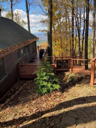 Mountain Top Cabin with Big Views, a Relaxing Hot Tub and 2 Gas Fireplaces.