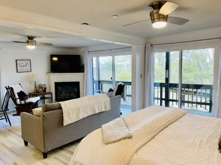 Hike, Bike, Wineries! Fireplace & Level Entry!