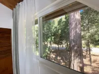 4 Bedroom Family Cabin • 5 Min Stroll to Lake Gregory! Hotels in Crestline