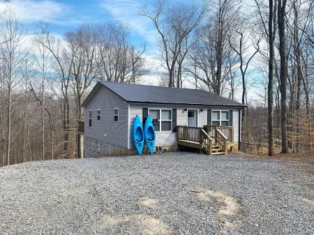 4 Bedroom Lakehouse w/ Hot Tub, Firepit, & Game Room
