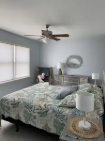 Restaurants, shopping, movie theater, beach + kayak launch in walking distance.