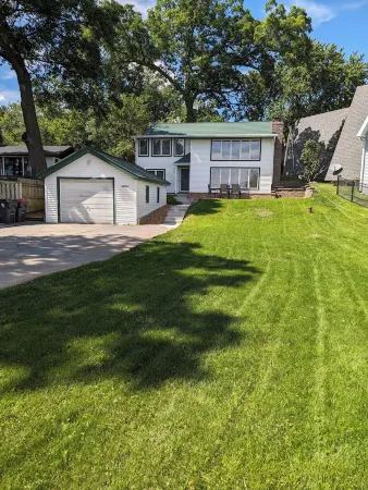 Charming 4-bedroom Lake house on Lake Ripley in Cambridge