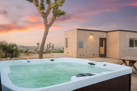 Juniper House - Close to Joshua Tree National Park - Hot Tub - Amazing Views