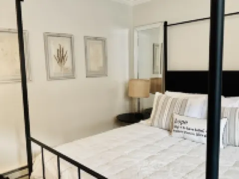 Beautiful Modern In-town Studio with Kitchenette - steps from Gondola!