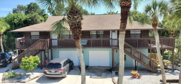 Walk to Gulf Beach Access! Coastal Studio – Starfish Stays 2C Dog Friendly.