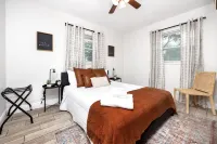 Cozy Home Fenced in Yard, Near Dwntwn&Beaches