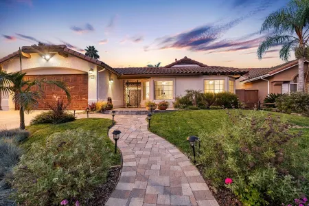 Your private oasis with heated pool and garden in Oceanside!