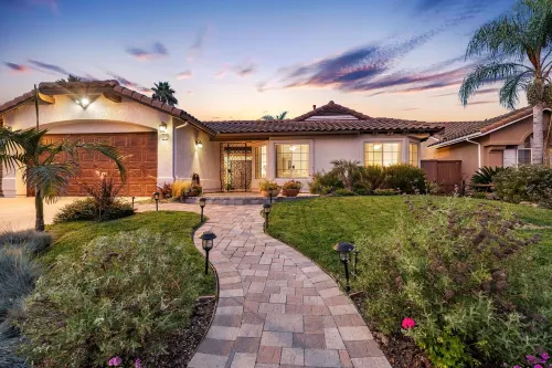 Your private oasis with heated pool and garden in Oceanside!