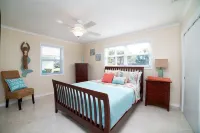 Perfect Island Retreat! - Steps to beach- Hot Tub!