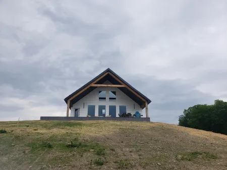 The Cabin At Keuka Lake-Great Views overlooking the Lake! Отели в г. Майло