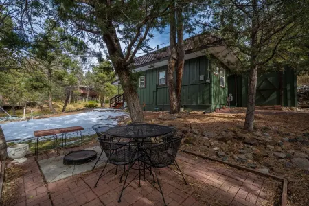 Whispering Pines Cabin with Hot Tub in Ruidoso