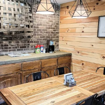 Farmhouse by the Lake with FAST Fiber Internet + Washer/Dryer!