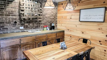 Farmhouse by the Lake with FAST Fiber Internet + Washer/Dryer!