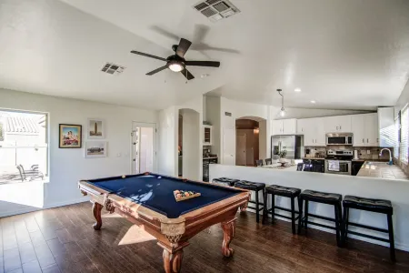 Glendale Getaway- Walking distance to the Stadium Отели в г. Глендейл