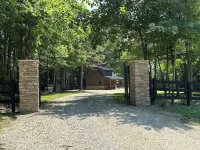 Pine Ridge Cabin House - Cozy Retreat In Woodland Setting With Hiking Trails Hotel a Guernsey County
