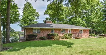 Rustic Hills Retreat...a scenic home on beautiful lake front property. Отели в г. Branch County