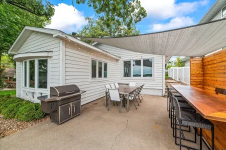 Sunset Retreat 4 Seasons Lake Home - Pedal Boat, Canoe & Kayak