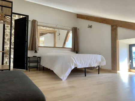 Les sources d'Avenas Large house with view in the heart of the Monts d'Ardèche park Отели рядом с достопримечательностью «Мон Жербье де Жон»