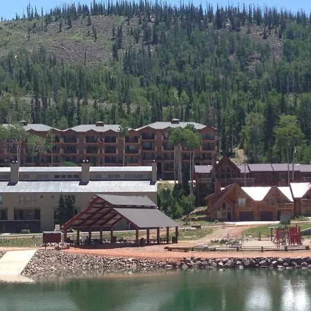 Ski-in Luxury Mountain Escape w/ Hot Tub & Breathtaking Views in Brian Head!