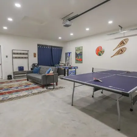 Spacious game house minutes to downtown Sandpoint and Schweitzer Mountain