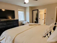 "Charming Five-Bedroom Cottage Destination at Everchanging Seasons