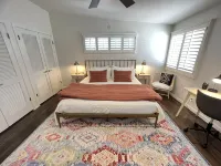 Casa De Ferrari - Charming Westside 3 bedroom 2 bathroom 1,900sf Sleeps 10 Hôtels à proximité de : Santi Dwellings at Montecillo