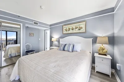 “Gulfer's Paradise” - 2bed, 2ba BEACH FRONT Condo