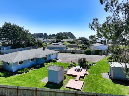 Dawson's Landing, by the beach! 5-minute walk to beach access!