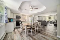 BIRCH COTTAGE - Modern Lake House w/ shared Frontage on Thayer Lake