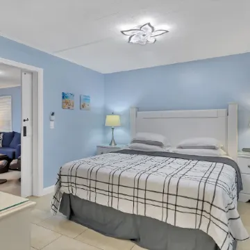 Newly renovated beachside condo - direct beach access