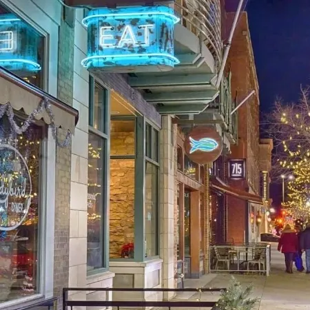 #SuiteDreamsLawrence - Historic Downtown Loft - sleeps up to 6!