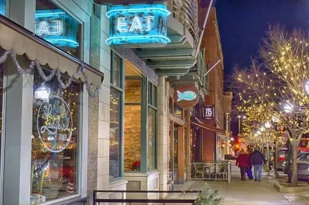 #SuiteDreamsLawrence - Historic Downtown Loft - sleeps up to 6! Отели в г. Дуглас