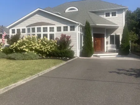 Family Fun Home. 5 Bedroom & Inground Pool ! 4 blocks from the Beach !