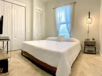 Modern 4 bed/2bath Beach House Casa de la playa By the Don Cesar Hotels near Pass A Grille Dog Beach