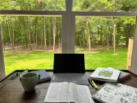 Beautiful and Private Modern Cottage on 20 Acre Flower Farm!