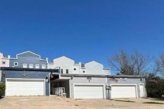 Roomy 4 bedroom 4 bathroom house on a 5 acre pond less than a mile from Texoma