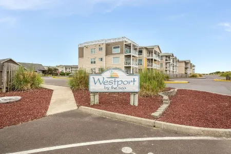 Spacious 2Br End Unit ~ Hot Tub ~ Beach Access ~ EV Charger! Отели рядом с достопримечательностью «Брадис Ойстерс»