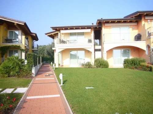 Montecolo Resort three-room apartment with splendid lake view, swimming pool