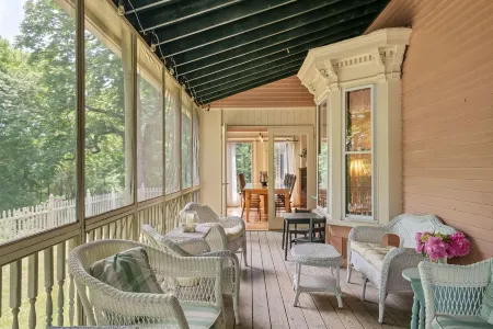 Experienced Host! Steps to Beach! 7Br Island Retreat w/ Firepit, Bikes, Porches