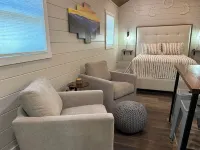 Cozy Retreat. Hot Tub. Close to Town, Deep Creek, and National Park Entrance.