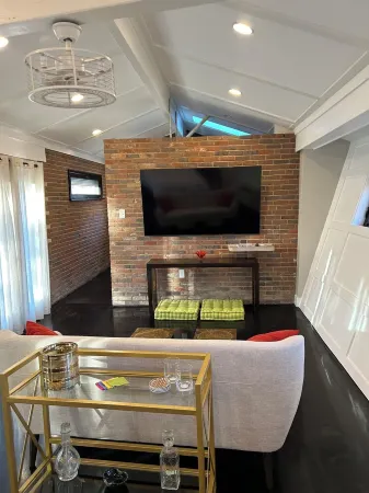 EPIC PICKLE BALL GUEST RETREAT Отели рядом с достопримечательностью «Сент-Луисская «Аллея славы»»