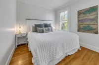 NEW The Beach Cottage! Walk to Alys & Rosemary Pool and Beach.  2 bikes included