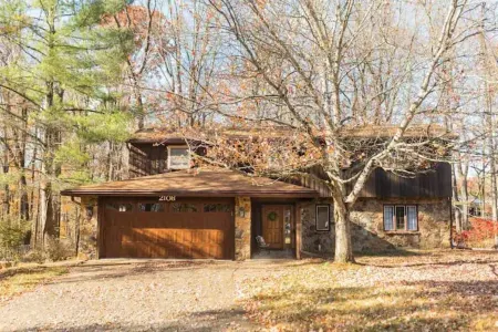 Grovesnor Place • 3128 Sqft • Screened Porch•by IU